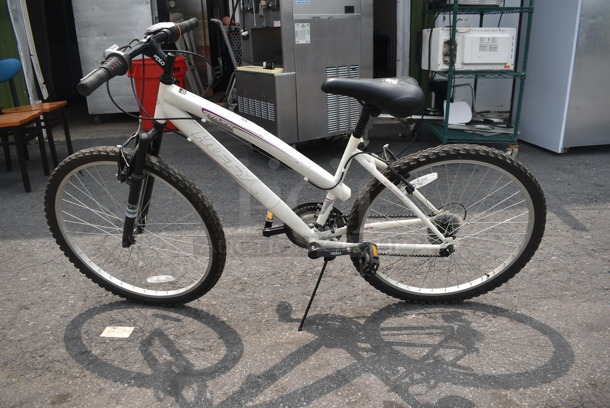 Huffy V-Luxe White And Black 7-Speed Bike. - Image 2 of 9