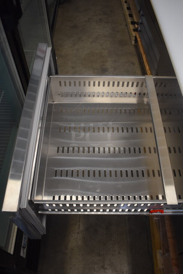 BRAND NEW SCRATCH AND DENT! Avantco SSPPT-3 93" 4 Drawer 1 Door Refrigerated Pizza Prep Table on Commercial Casters. 115 Volts 1 Phase. Tested and Working! - Image 5 of 10