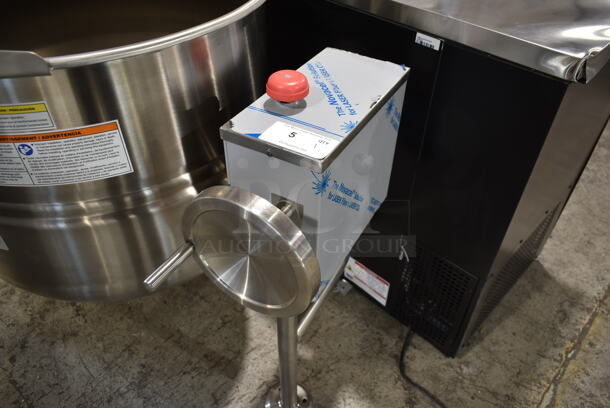 BRAND NEW SCRATCH AND DENT! 2023 Cleveland KDL-40-T Stainless Steel Commercial Floor Style 40 Gallon Steam Kettle Tilting Kettle. Stock Picture Used as Gallery. - Image 4 of 6