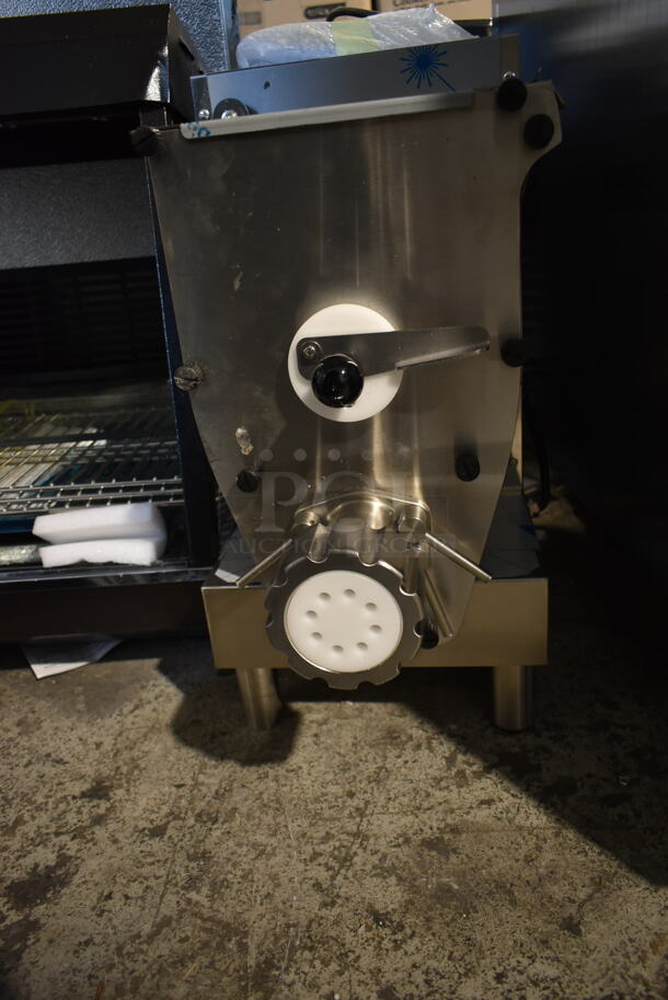BRAND NEW SCRATCH AND DENT! Sirman 4011506B Concerto 5 Stainless Steel Commercial Countertop 9 lb. Pasta Machine. 120 Volts, 1 Phase. Stock Picture Used as Gallery. Tested and Working! - Image 4 of 7