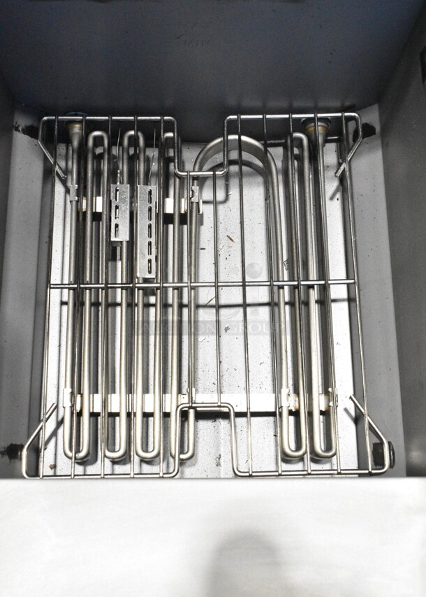 BRAND NEW SCRATCH AND DENT! 2023 Avantco 177EF40D Stainless Steel Commercial 40 lb. Electric Floor Fryer - 240 Volts, 1 Phase.  - Image 7 of 11