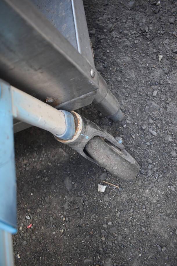 Metro Max Metal and Poly Finish 4 Tier Wire Shelving Unit on Commercial Casters. BUYER MUST DISMANTLE. PCI CANNOT DISMANTLE FOR SHIPPING. PLEASE CONSIDER FREIGHT CHARGES. - Image 4 of 4