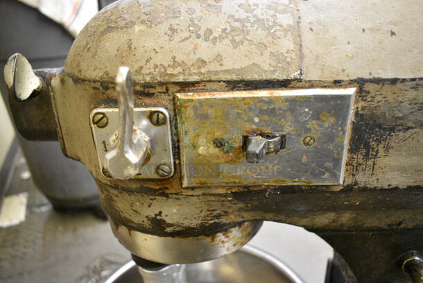 Hobart A20 Metal Commercial Countertop 20 Quart Planetary Dough Mixer w/ Mixing Bowl, Paddle and 2 Whisk Attachments. 115 Volts, 1 Phase. This Unit Was In Working Condition When the Restaurant Closed. (kitchen) - Image 2 of 6