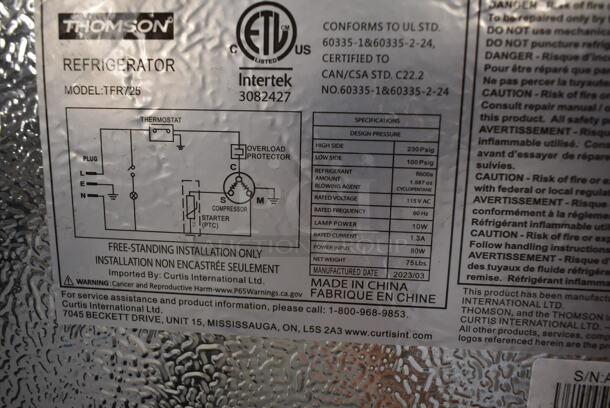 BRAND NEW SCRATCH AND DENT! Thomson TFR725 7.5 CF Refrigerator with Top Freezer Platinum. 115 Volts, 1 Phase. Tested and Working! - Image 4 of 4