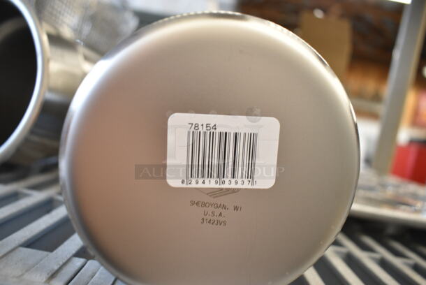 ALL ONE MONEY! Lot of BRAND NEW SCRATCH AND DENT! Items Including 2 Vollrath 78154 Stainless Steel 2.5 Qt. Vegetable Inset, Chicago Metallic 45245 24 Cup 2.1 oz. Glazed Aluminized Steel Mini Muffin Pan - 12 7/8" x 17 7/8", Bands. - Image 6 of 12