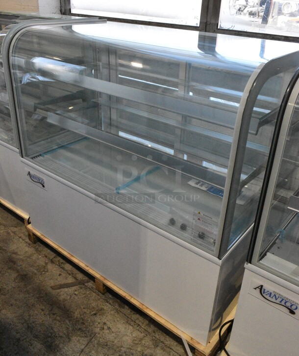 BRAND NEW SCRATCH AND DENT! Avantco BC-48-HC 48" Curved Glass White Refrigerated Bakery Display Case. 115 Volts, 1 Phase. Tested and Working! - Image 2 of 5