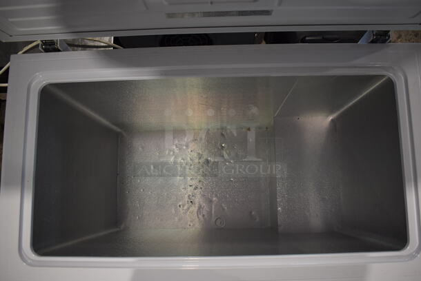 Frigidaire FFFC07M1QW Metal Chest Freezer. 115 Volts, 1 Phase. Tested and Powers On But Does Not Get Cold - Image 4 of 5