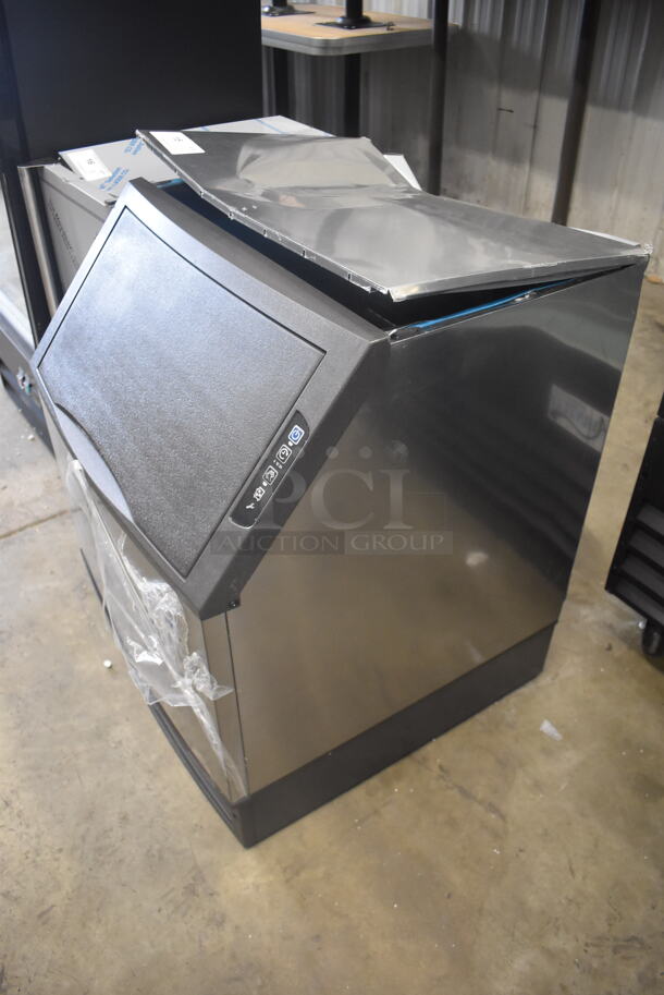 BRAND NEW SCRATCH AND DENT! 2022 Manitowoc UDF0140A NEO 26" Air Cooled Undercounter Full Dice Ice Machine with 90 lb. Bin - 115V 1 Phase - Image 3 of 8