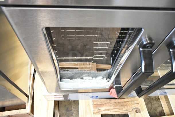BRAND NEW SCRATCH AND DENT! Vulcan VC4GD-11D150K Stainless Steel Natural Gas Single Deck Full Size Gas Convection Oven with Solid State Controls. 50,000 BTU. No Legs. See Pictures for Broken Glass Pane.  - Image 4 of 9