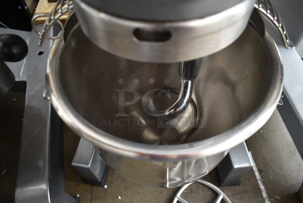 BRAND NEW SCRATCH AND DENT! Avantco 177MX10H Metal Commercial Countertop 10 Quart Planetary Dough Mixer w/ Stainless Steel Mixing Bowl, Bowl Guard, Dough Hook and Paddle Attachments. 120 Volts, 1 Phase. Tested and Working! - Image 7 of 10