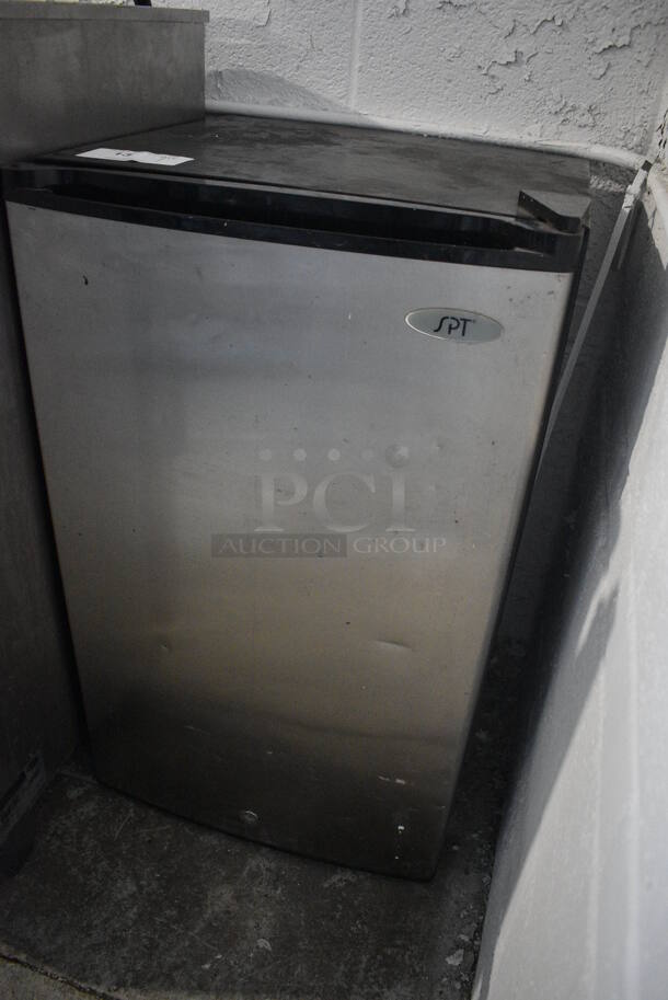 SPT Mini Cooler. 20x21x34. Tested and Does Not Power On - Image 2 of 6