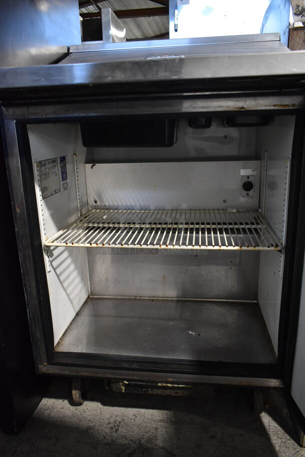 True TSSU-27-08 Stainless Steel Commercial Sandwich Salad Prep Table Bain Marie Mega Top on Commercial Casters. 115 Volts, 1 Phase. Tested and Powers On But Does Not Get Cold - Image 5 of 7