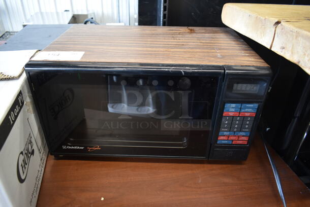 GoldStar ER-646P Countertop Microwave Oven. 120 Volts, 1 Phase.  - Image 1 of 4