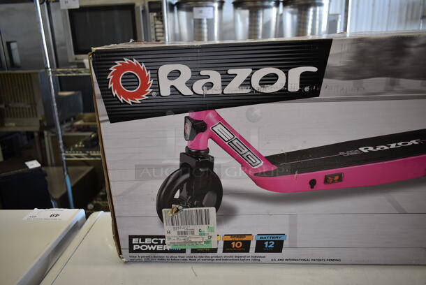 BRAND NEW SCRATCH AND DENT! Razor E90 Electric Powered Scooter. - Image 3 of 6