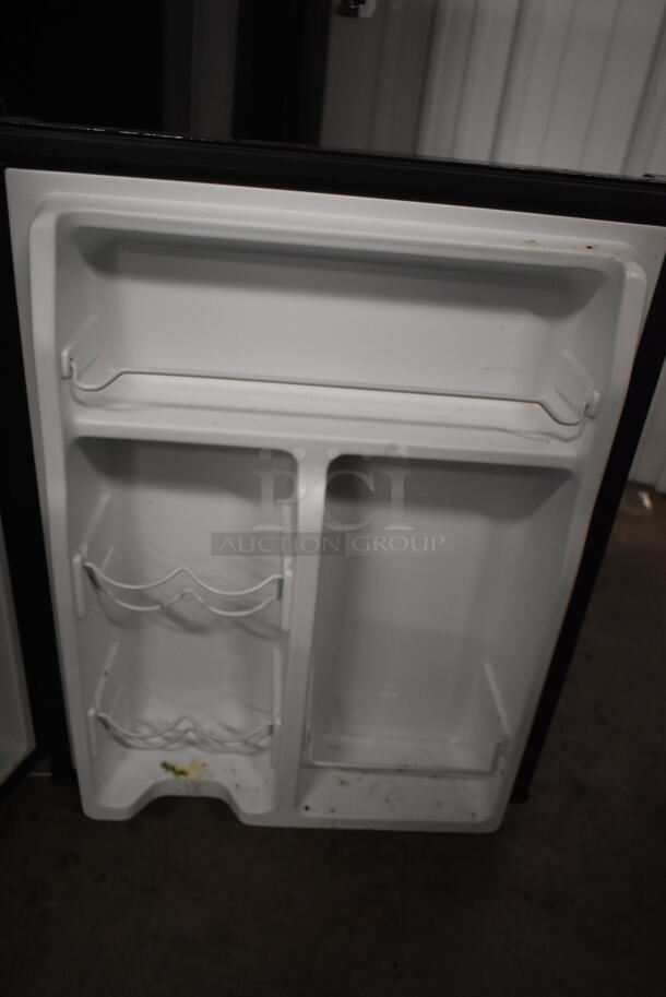 Galanz GL27BK Metal Mini Cooler. 115 Volts, 1 Phase. Tested and Powers On But Does Not Get Cold
 - Image 3 of 5