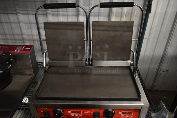 BRAND NEW SCRATCH AND DENT! 2023 Avantco PG400ST Stainless Steel Commercial Countertop Dual Panini Sandwich Grill with Timer, Smooth Plates, and 19 5/8" x 9 1/8" Cooking Surface. 120 Volts, 1 Phase. Tested and Working! - Image 5 of 6