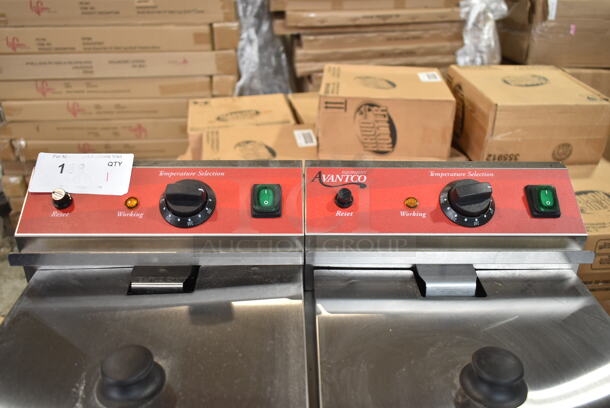 BRAND NEW SCRATCH AND DENT! 2023 Avantco 177F202 Stainless Steel 30 lb. Dual Tank Medium-Duty Electric Countertop Fryer w/ 2 Baskets and 2 Lids. 208/240 Volts, 1 Phase. - Image 4 of 9