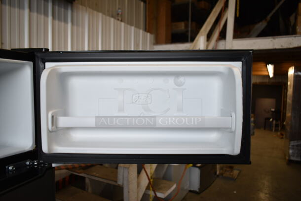 Galanz GLR31TS1E02 Mini Cooler Freezer. 120 Volts, 1 Phase. Cannot Test - Unit Needs New Plug Head - Image 4 of 7
