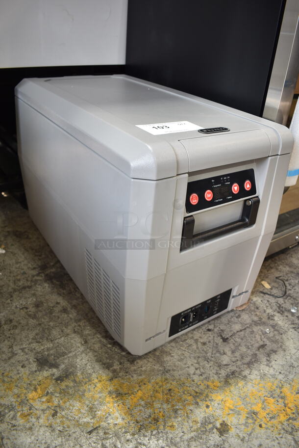 BRAND NEW SCRATCH AND DENT! Whynter FMC-350XP Metal Commercial Countertop 34 Quart Compact Fast Freeze Portable Refrigerator, Real Freezer for Car, Home, Camping, RV-8°F to 50°F. 110-120 Volts, 1 Phase. Tested and Working! - Image 3 of 6