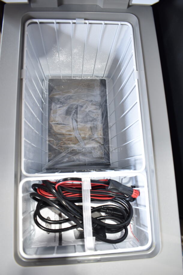 BRAND NEW SCRATCH AND DENT! Whynter FMC-350XP Metal Commercial Countertop 34 Quart Compact Fast Freeze Portable Refrigerator, Real Freezer for Car, Home, Camping, RV-8°F to 50°F. 110-120 Volts, 1 Phase. Tested and Working! - Image 5 of 6