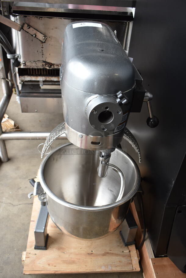 BRAND NEW SCRATCH AND DENT! Avantco 177MX20H Metal Commercial Countertop 20 Quart Planetary Dough Mixer w/ Stainless Steel Mixing Bowl, Bowl Guard, Dough Hook and Paddle Attachment. 120 Volts, 1 Phase. Tested and Working! - Image 4 of 9