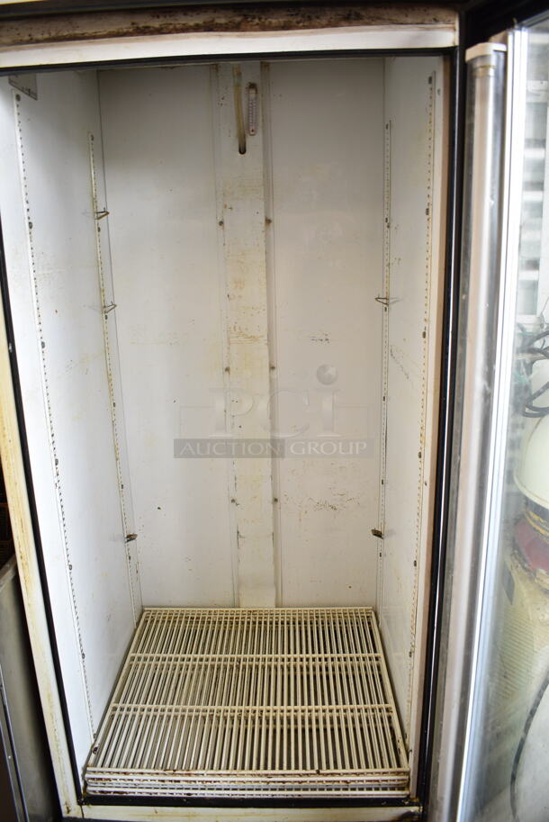 True GDM-26 Metal Commercial Single Door Reach In Cooler Merchandiser. 115 Volts, 1 Phase. Tested and Working! - Image 2 of 3