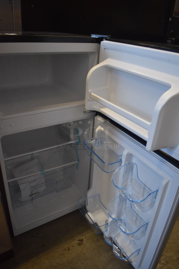 BRAND NEW SCRATCH AND DENT! 2021 Thomson Metal Mini Cooler Freezer Combo Unit. 115 Volts, 1 Phase. 18x19.5x33.5. Tested and Working! - Image 6 of 8