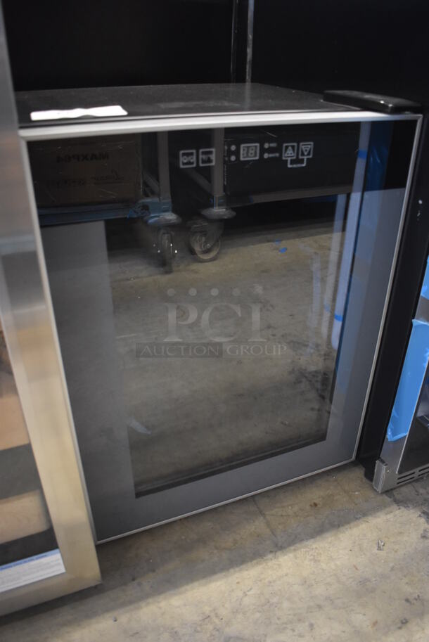 BRAND NEW SCRATCH AND DENT! Avanti WC24T2P Metal Commercial Wine Chiller Merchandiser. 115 Volts, 1 Phase. 19.5x18.5x25.5. Tested and Working! - Image 2 of 5