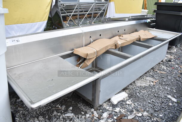 BRAND NEW SCRATCH AND DENT! Regency 600S3242424S Spec Line 124" 14 Gauge Stainless Steel Three Compartment Commercial Sink with 2 Drainboards - 24" x 24" x 14" Bowls - Image 2 of 10