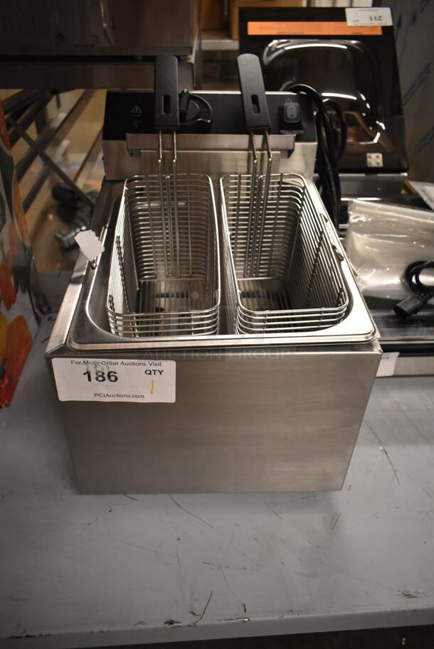 BRAND NEW SCRATCH AND DENT! 
Vollrath CF-1800 10 lb. Commercial Countertop Deep Fryer w/ 2 Metal Fry Basket. 120 Volts, 1 Phase. Tested and Working! - Image 2 of 6