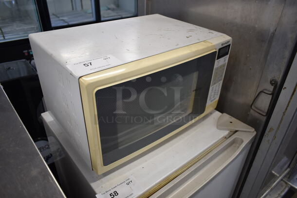 Sharp R-230HW Metal Countertop Microwave Oven w/ Plate. 120 Volts, 1 Phase. - Image 2 of 5