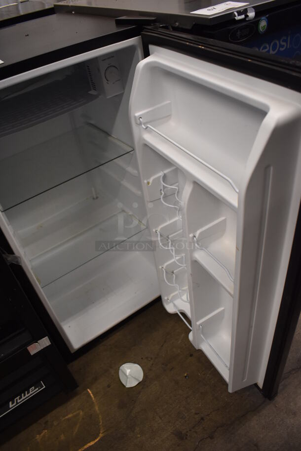 Galanz GLR33MBKE02 Metal Mini Cooler. 120 Volts, 1 Phase. 18x19x34. Cannot Test Due To Cut Power Cord - Image 5 of 6