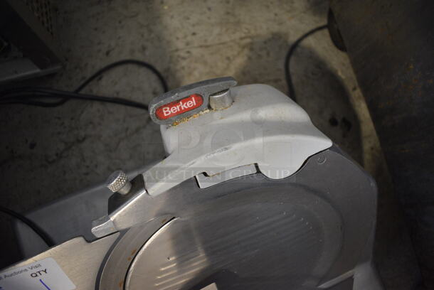 Berkel Model 909E Stainless Steel Commercial Countertop Meat Slicer w/ Blade Sharpener. 115 Volts, 1 Phase. 25x21x24. Tested and Working! - Image 7 of 7