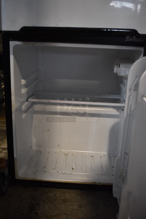 Igloo FR834IB Metal Mini Cooler Freezer Combo Unit. 115 Volts, 1 Phase. 19x20x33. Tested and Working! - Image 5 of 7