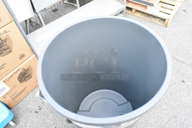 2 BRAND NEW! Gray Poly Trash Cans w/ 2 Trash Can Dollies. 2 Times Your Bid! - Image 4 of 6