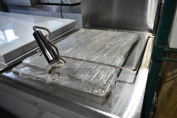 BRAND NEW SCRATCH AND DENT! 2024 Avantco 177FBF1824NG Stainless Steel Natural Gas 110-125 lb. Flat Bottom Funnel Cake / Donut Fryer. 90,000 BTU  - Image 3 of 12