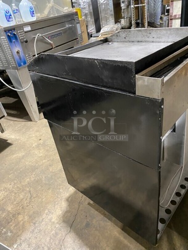 Garland Commercial Gas Powered 6 Burner Stove With Right Side Flat Griddle! Griddle Has Side Splashes! With Back Splash! With 2 Oven Underneath! Metal Oven Racks! All Stainless Steel! On Casters! - Image 4 of 12