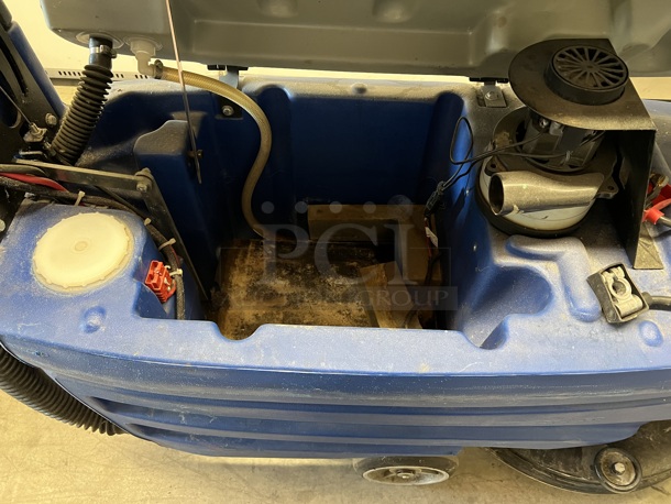 Windsor Saber Metal Commercial Floor Cleaning Machine. 20x51x44. Cannot Test Due To Missing Battery - Image 10 of 10