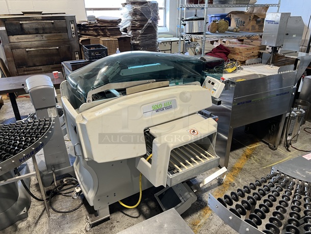 Mettler Toledo Solo Max Commercial Floor Style Scale w/ Model 0317 Stainless Steel Labeler and Stainless Steel Conveyor. 100-240 Volts, 1 Phase. 62x53x60, 51x24x70, 52x26x40
