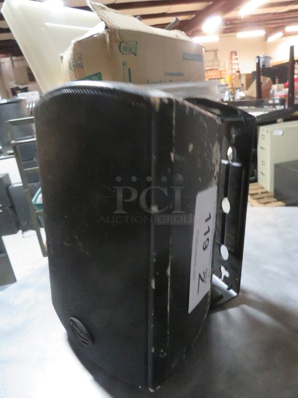 Klipsch Speaker With Bracket. 2XBID - Image 2 of 2
