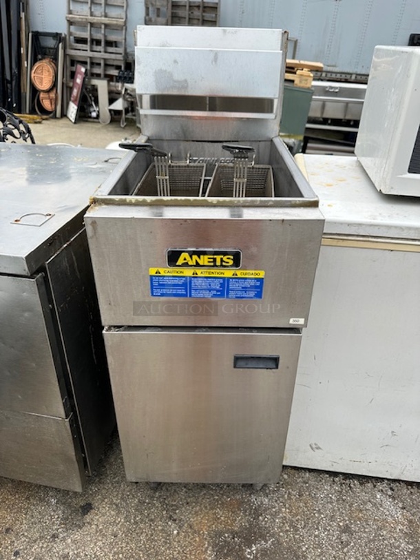 One Anets 40lb Natural Gas Deep Fryer With 2 Baskets. Model# SLG40. 16X29X46 - Image 1 of 2