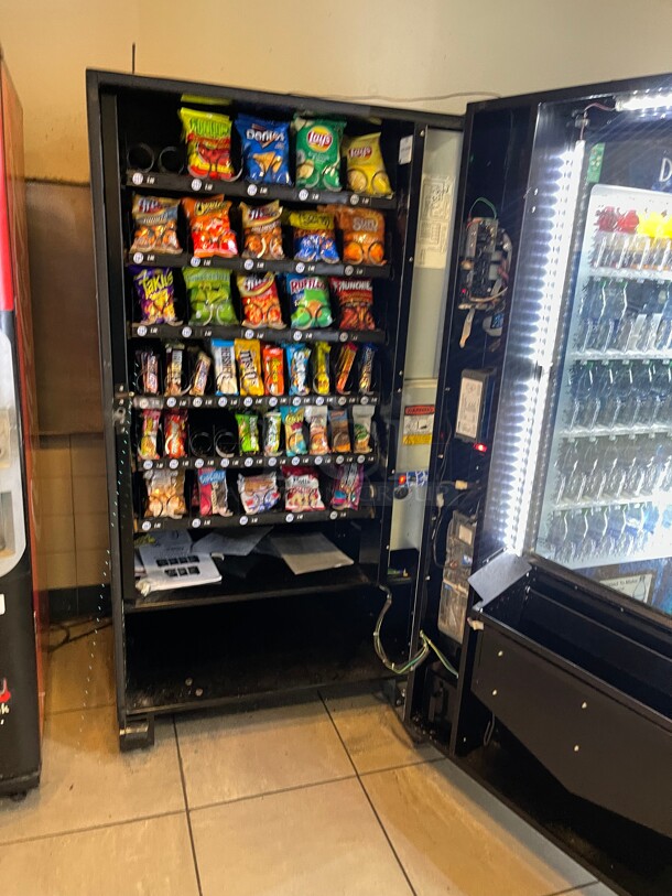 Working! Seaga Infinity INF5S Commercial Snack Vending Machine Made In The USA  Cash Or CC NSF 115 Volt Tested and Working! Currently In Use!  - Image 3 of 8