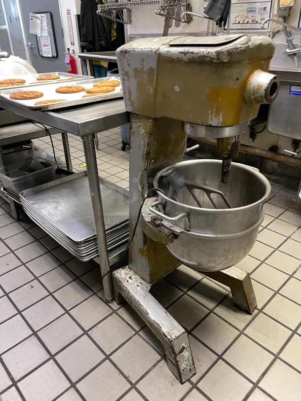 Working! Hobart 30 Qt Planetary Dough Mixer NSF 115 Volt Tested and Working! - Image 4 of 5