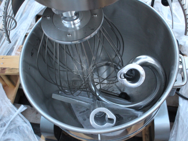 BRAND NEW SCRATCH & DENT! Avantco MX40H 40 Qt. Planetary Floor Mixer with Guard & Standard Accessories - 240V, 2 hp. S/N: 46 021723-177MX40H See photos - Image 6 of 7