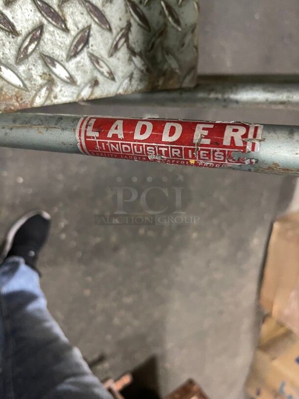 Industrial Heavy Duty Ladder 450 LB Capacity 4 Steps  - Image 4 of 6