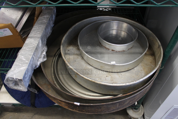 ALL ONE MONEY! Tier Lot of Various Items Including Round Metal Cake Baking Pans  - Image 1 of 3