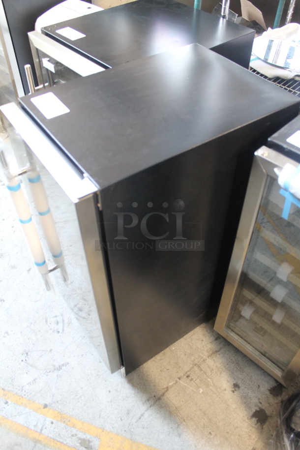 BRAND NEW SCRATCH AND DENT! Danby DIM32D1BSSPR Stainless Steel Commercial 32 Pound Slim Undercounter Self Contained Ice Machine. 115 Volts, 1 Phase. Tested and Working! - Image 8 of 11