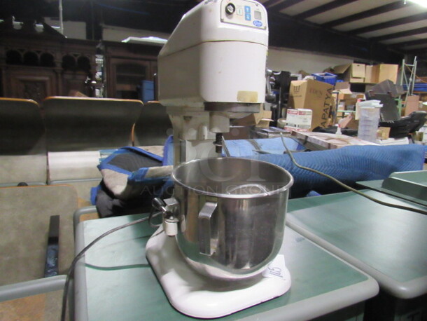 One Globe 8 Quart Commercial Mixer With Bowl And Paddle. Model# SP8. 110 Volt. 