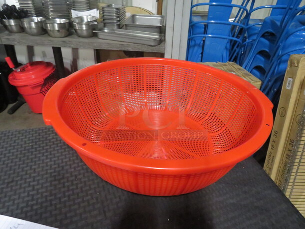 One 18.5 Inch Poly Colander.