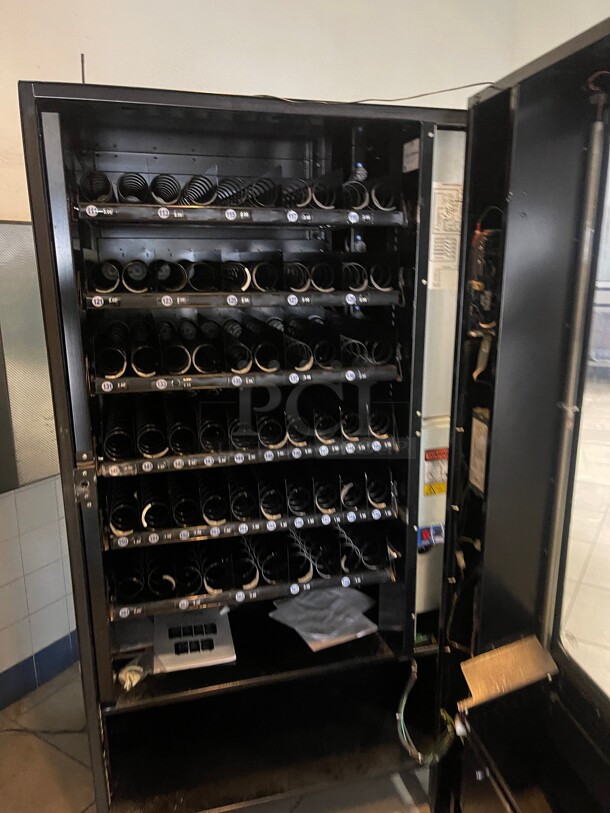 Money Maker! Seaga Infinity INF5S Commercial Snack Vending Machine Comes With CC Reader and Money Holder 115 Volt With Keys NSF Tested and Working! 40x37x72 - Image 7 of 9